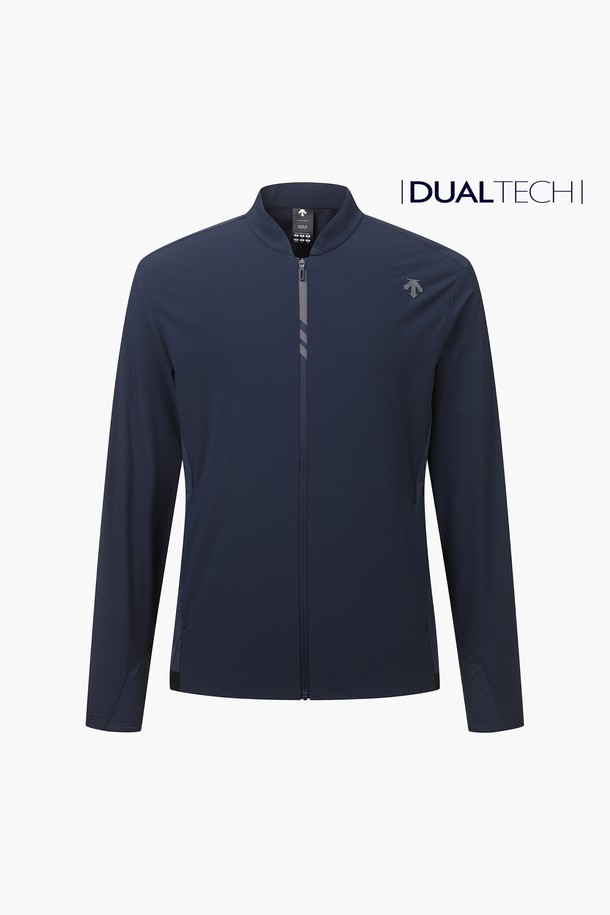 남성 져지 하이브리드 점퍼 (DP12MFBL31)는 초여름 골프 라운딩을 위한 스포티한 스타일의 점퍼입니다. DNVG, LGYG 두 가지 색상으로 출시되었으며, 얇고 가벼운 두께감으로 쾌적한 착용감을 선사합니다. 등판 양쪽에 져지 소재를 사용하여 활동성을 높였으며, 스트레치 기능과 스윙 최적화 구조로 골프 퍼포먼스를 극대화합니다. 지퍼 여밈 방식에 로고 배색 디테일이 돋보이는 미니멀한 디자인의 하이브리드 재킷입니다.
