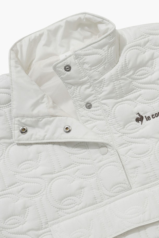 **패딩 자가드 퀼팅 반팔 아이보리(QP422TPDO6)**는 봄, 가을 시즌에 활용하기 좋은 아우터입니다. 아이보리 컬러의 넉넉한 루즈핏으로, 스포티하면서도 캐주얼한 스타일을 연출합니다. 자카드 퀼팅 패턴과 두꺼운 두께감, 생활 방수 및 방풍 기능으로 편안함을 더했습니다. 캥거루 포켓과 LCS 컷팅 디테일, 패딩 충전재를 사용하여 보온성을 높였습니다. 산책룩이나 여행룩에 활용하기 좋은 아이템입니다.
