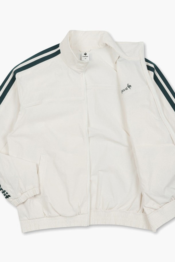 선데이 바람막이 재킷 아이보리(QP323TJK75)는 남녀 공용으로, 봄과 여름에 가볍게 걸치기 좋은 바람막이 자켓입니다. 아이보리 컬러의 무지 디자인으로, 스포츠 활동뿐만 아니라 일상에서도 캐주얼하고 스포티하게 연출할 수 있습니다. 얇은 두께감과 부드러운 촉감의 나일론, 폴리우레탄 혼방 소재로 제작되어 가볍고 편안한 착용감을 선사합니다. 레귤러 핏에 집업 스타일로 편안하게 입고 벗을 수 있으며, 사이드 포켓이 있어 실용성을 더했습니다. 방풍 기능과 경량성을 갖춰 변덕스러운 날씨에도 쾌적하게 활동할 수 있습니다.
