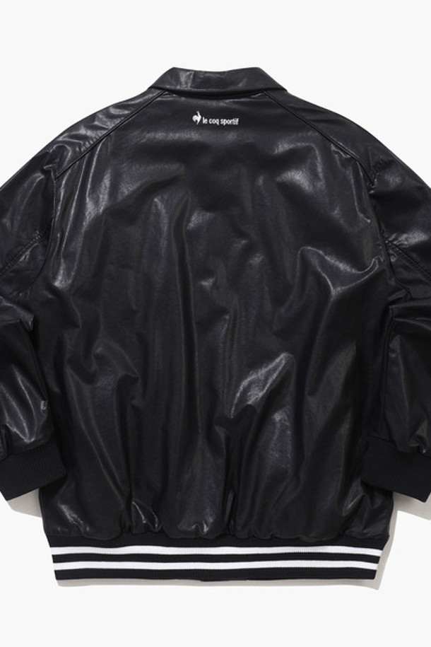 유니 비건 레더 루즈핏 재킷 - 블랙(QQ123LJK12)은 캐주얼, 미니멀, 시티보이 스타일을 추구하는 분들을 위한 간절기 필수 아이템입니다. 부드러운 촉감의 비건 가죽 소재와 안감 패딩으로 제작되어 편안함과 보온성을 동시에 잡았습니다. 오버핏과 루즈핏의 조화로 트렌디한 실루엣을 연출하며, 어깨선 드롭 디자인과 가슴 그래픽 디테일, 스트라이프 밑단 디테일이 돋보입니다. 일상, 동네 마실룩, 카페룩 등 다양한 TPO에 활용하기 좋으며, 스냅 여밈 방식으로 간편하게 착용할 수 있습니다. 블랙 색상은 어떤 스타일에도 쉽게 매치되어 활용도가 높습니다.
