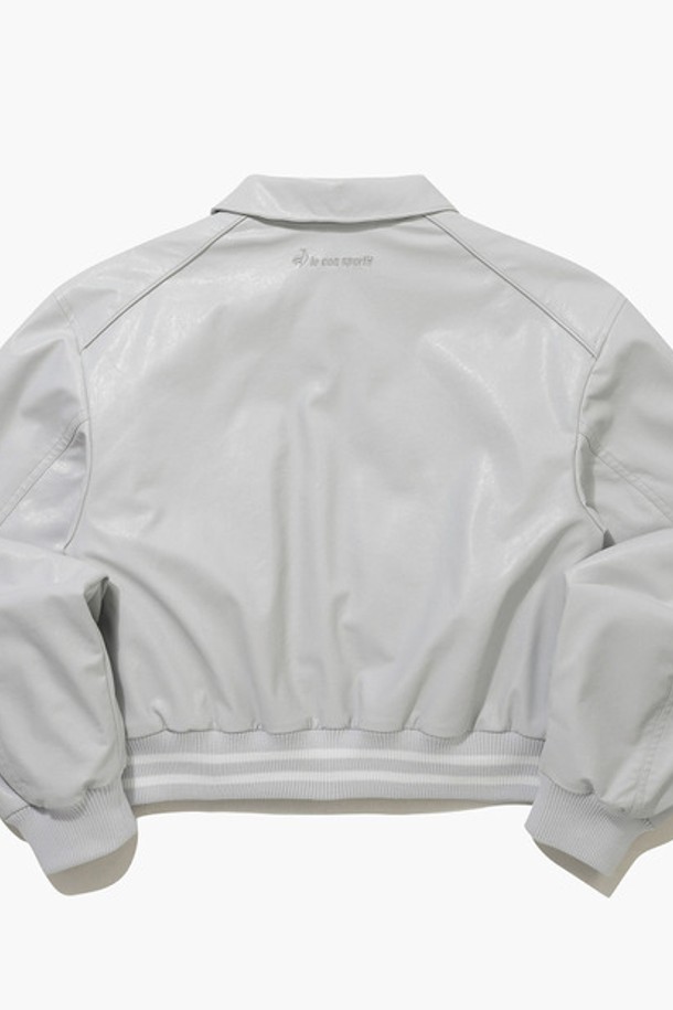 유니 비건 레더 루즈핏 재킷 - 그레이(QQ123LJK12)는 남녀 모두 착용 가능한 아우터입니다. 캐주얼하고 스포티한 스타일로, 봄, 가을, 겨울 계절에 모두 활용 가능하며, 데이트룩과 겨울 데일리룩에 적합합니다. 부드러운 촉감의 비건 가죽 소재와 두꺼운 두께감으로 보온성을 더했습니다. 가슴 그래픽, 하단 스트라이프 디테일, 드롭 숄더 디자인이 특징이며, 루즈핏과 오버핏으로 편안한 착용감을 제공합니다. 안감은 패딩 처리되어 있어 더욱 따뜻하게 입을 수 있습니다.
