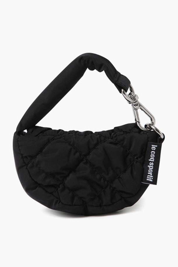 여성스러운 퀼팅 디자인이 돋보이는 미니 키링백입니다. 가볍고 앙증맞은 미니 사이즈로, 무선 이어폰을 수납하기에도 용이합니다. 블랙 컬러와 사각 형태가 세련된 느낌을 주며, 마그네틱형 잠금 방식으로 편리함을 더했습니다. 데이트룩, 쇼핑룩, 카페룩 등 다양한 TPO에 활용 가능하며, 클래식, 미니멀, 걸리시 스타일을 즐겨 입는 여성분들께 추천합니다. 꽃 장식이 포인트로 더해져 사랑스러운 매력을 더했습니다.
