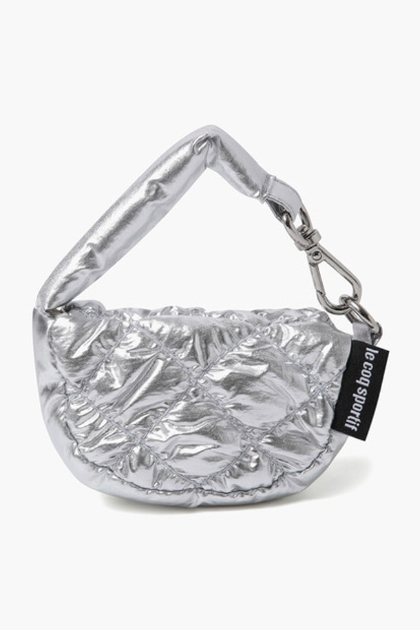 여성스러운 퀼팅 디자인이 돋보이는 '여성 미니어쳐 키링백 실버(QP322WBG96)'입니다. 미니멀하면서도 클래식한 무드를 자아내 데이트룩, 쇼핑룩, 카페룩 등 다양한 TPO에 활용하기 좋습니다. 부드러운 폴리에스터 소재에 실버 컬러와 블랙 컬러로 출시되었으며, 미니어처 사이즈로 앙증맞은 매력을 더합니다. 가로 9cm, 세로 6.3cm, 폭 4.5cm의 아담한 크기로, 이어폰 등의 소형 소지품을 수납하기에 적합하며, 다른 가방에 부착하여 포인트를 줄 수도 있습니다. 꽃 장식 디테일과 마그네틱형 잠금 방식으로 실용성을 더했습니다.
