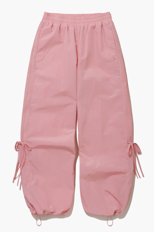 BMUET(TE) X LECOQ 기모 트랙팬츠 핑크(QP422OPTO7)는 여성용 트랙팬츠로, 스포티하면서도 로맨틱한 무드를 연출합니다. 겨울철에 적합한 두꺼운 두께감과 기모 안감, 발수 및 보온 기능을 갖춰 따뜻하고 편안하게 착용할 수 있습니다. 루즈핏으로 활동성을 높였으며, 사이드 4줄 라인과 리본 디테일, 밑단 스토퍼 디자인이 특징입니다. 약와사 우븐 소재와 브라이트사를 사용하여 은은한 광택감을 더했으며, 투웨이 착용 방법으로 다양한 스타일을 연출할 수 있습니다. 일상, 스포츠 활동은 물론 피트니스룩, 산책룩으로 활용하기 좋습니다.
