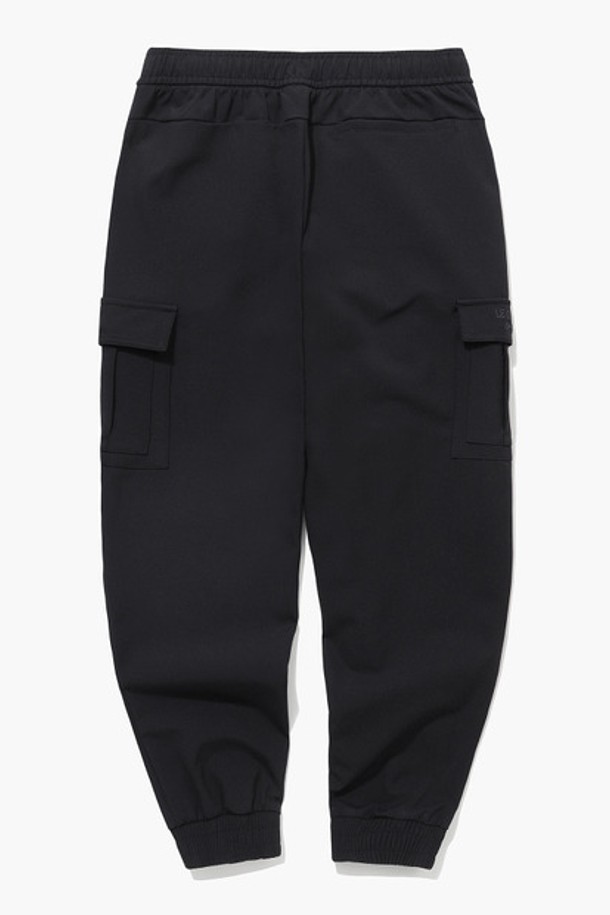 블랙 컬러의 카고 기모 조거 팬츠(QP423TPTO1)입니다. 남녀 모두 착용 가능한 제품으로, 가을과 겨울에 따뜻하게 입을 수 있습니다. 일상 및 캐주얼 스타일에 적합하며, 생활 방수 기능과 스트레치, 보온성을 갖춰 활동성을 높였습니다. 부드러운 촉감의 나일론, 폴리우레탄 혼방 소재로 제작되었으며, 안감은 기모 처리되어 포근함을 더합니다. 조거핏과 레귤러핏으로 편안하게 착용 가능하며, 밴딩 처리로 활동성을 강조했습니다.
