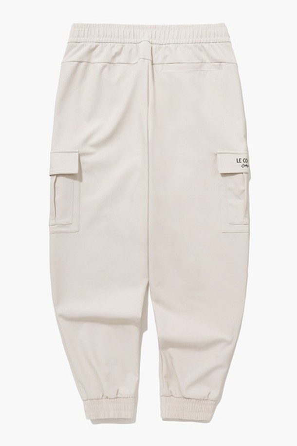 베이직한 디자인의 카고 기모 조거 팬츠 베이지(QP423TPTO1)는 가을, 겨울 시즌에 활용하기 좋은 아이템입니다. 부드러운 촉감의 나일론, 폴리우레탄 혼방 소재에 기모 안감을 더해 보온성을 높였으며, 발수 기능으로 생활 방수도 가능합니다. 허리 밴딩과 조거 핏으로 편안한 착용감을 선사하며, 스포티 또는 캐주얼 스타일 연출에 용이합니다. 카고 포켓과 그래픽 디테일이 밋밋함을 덜어주며, 데일리룩, 산책룩, 집콕룩 등 다양한 TPO에 매치하기 좋습니다. 색상은 베이지, 블랙, 아이보리 3가지로 출시되었습니다.
