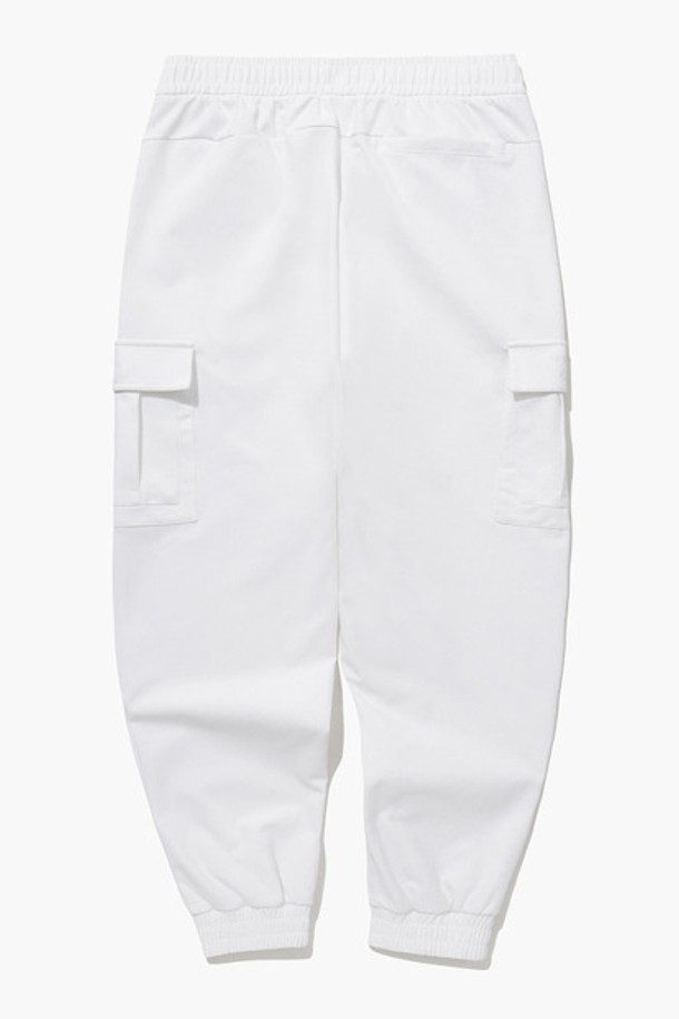 따뜻함과 스타일을 모두 갖춘 카고 기모 조거 팬츠 아이보리(QP423TPTO1)입니다. 남녀 공용으로, 가을과 겨울철 데일리룩, 산책룩, 피트니스룩 등 다양한 상황에 활용하기 좋습니다. 부드러운 촉감의 나일론, 폴리우레탄 혼방 소재에 기모 안감을 더해 보온성을 높였습니다. 카고 포켓 디자인과 조거핏, 레귤러핏으로 스포티하면서도 캐주얼한 스타일을 연출합니다. 밴딩 허리, 스트레치 기능, 생활 방수 기능까지 갖춰 활동성과 편안함을 제공합니다.
