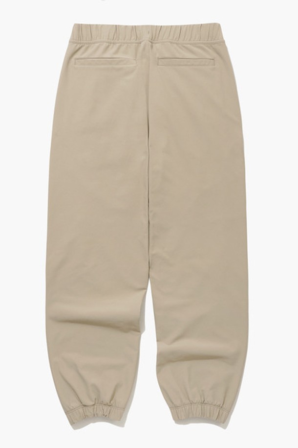 나일론 스판 기모 조거 팬츠 베이지(QP423CPTO1)는 캐주얼과 스포티 스타일을 모두 만족시키는 겨울철 필수 아이템입니다. 부드러운 촉감의 기모 안감과 두꺼운 두께감으로 뛰어난 보온성을 제공하며, 일상 및 캐주얼 룩에 활용하기 좋습니다. 루즈핏 조거 스타일로 편안한 착용감을 선사하며, 밴딩 처리로 활동성을 높였습니다. 베이지 컬러는 어떤 상의와도 잘 어울려 겨울 데일리룩, 산책룩, 집콕룩 등 다양한 TPO에 매치하기 용이합니다. 나일론, 폴리우레탄 혼방 소재로 제작되어 스트레치성과 방수 기능까지 갖춘 실용적인 팬츠입니다.
