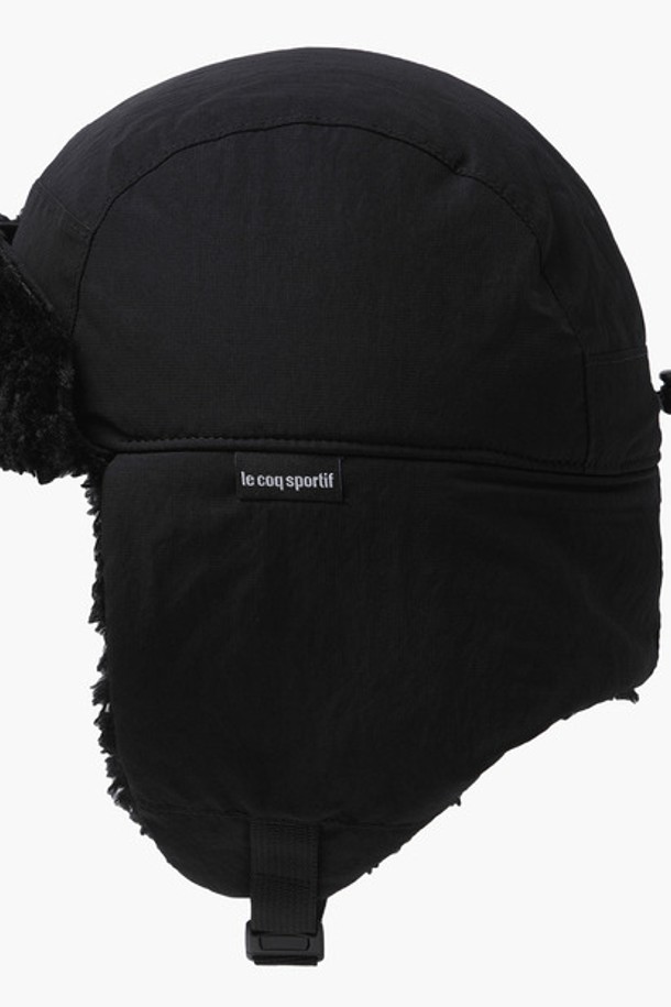 **방한 고소모 블랙(QP423ACPN2)**는 아웃도어 활동과 일상에서 모두 활용 가능한 공용 방한 고소모입니다. 블랙, 다크브라운, 그레이 세 가지 색상으로 출시되었으며, 겨울철 추위로부터 따뜻하게 보호해 줍니다. 부드러운 촉감의 나일론 및 폴리에스터 혼방 소재에 7.5cm 챙 넓이로 디자인되었으며, 두꺼운 두께감과 플리스 안감, 얇은 패딩으로 보온성을 높였습니다. 귀덮개, 와이어, 버클 디자인과 2-WAY 스타일 연출이 가능하며, 사이즈 조절 기능으로 편안하게 착용할 수 있습니다. 캐주얼, 클래식, 미니멀 스타일의 겨울 데일리룩, 등산룩, 캠핑룩에 매치하여 따뜻하고 스타일리시하게 연출해보세요.
