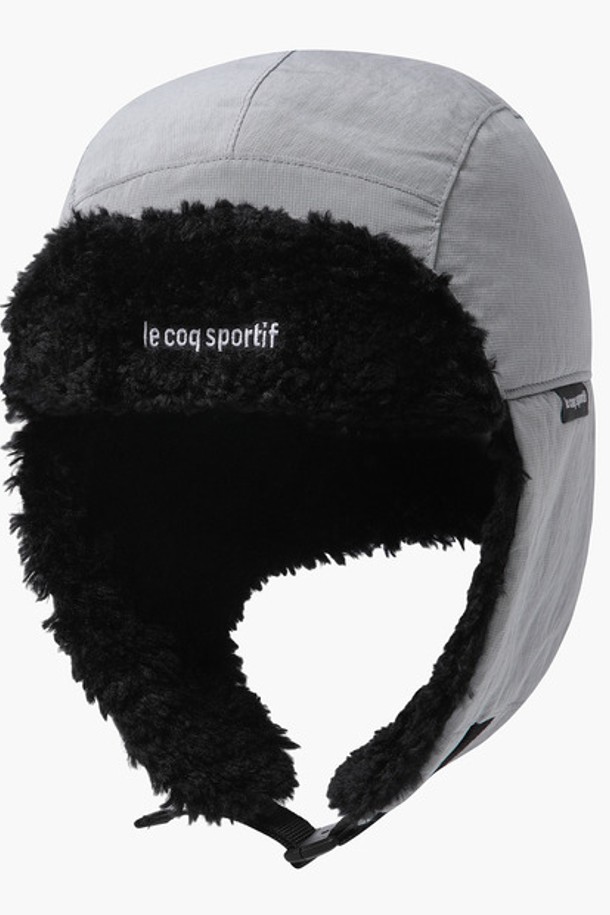 **방한 고소모 그레이(QP423ACPN2)**는 겨울철 야외 활동에 적합한 방한 고소모입니다. 부드러운 촉감의 플리스 안감과 얇은 패딩으로 보온성을 높였으며, 귀덮개 윈터버클과 7.5cm의 챙으로 방한 기능을 더했습니다. 무지 디자인에 그레이, 블랙, 다크브라운 세 가지 색상으로 출시되어 다양한 겨울 데일리룩, 등산룩, 캠핑룩에 매치하기 좋습니다. 캐주얼, 미니멀, 고프코어 스타일을 모두 아우르는 디자인으로, 2-WAY 스타일과 사이즈 조절 기능으로 편안하게 착용할 수 있습니다.
