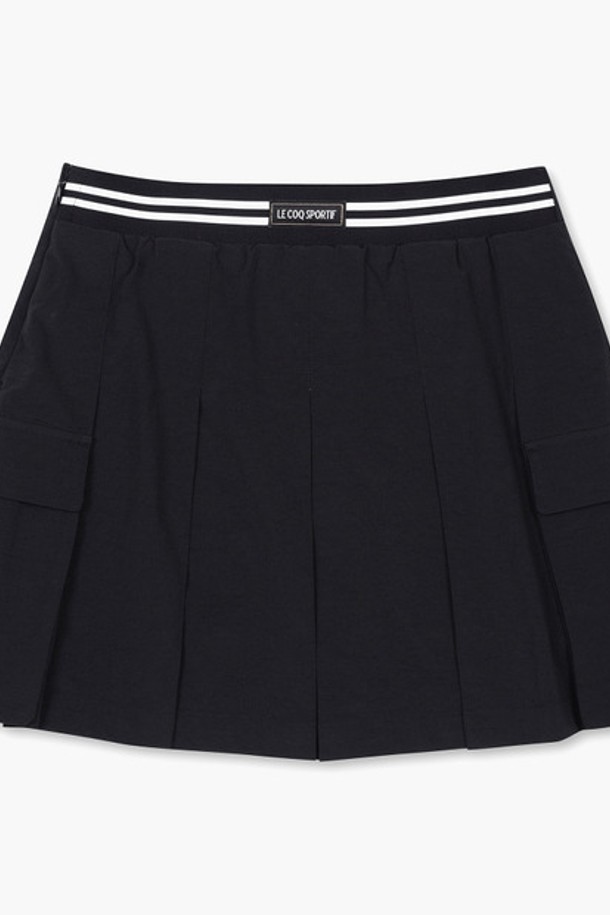 경량 린넨 스커트 블랙(QP322TSK72)는 여성용 테니스 스커트로, 봄/여름 시즌에 적합합니다. 블랙과 그린 두 가지 색상으로 출시되었으며, A라인의 슬림핏 디자인으로 스포티하면서도 미니멀한 스타일을 연출합니다. 얇고 부드러운 촉감의 플리츠 치마 타입이며, 신축성과 생활방수 기능을 갖춘 실용적인 제품입니다. 속바지, 볼 주머니, 테니스 볼 포켓이 내장되어 활동성을 높였으며, 숏 스커트 기장으로 편안하게 착용 가능합니다. 피트니스룩, 캐주얼룩으로 활용하기 좋습니다.
