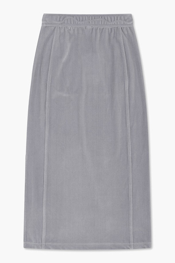 세련된 여성 벨벳 맥시 스커트입니다. 라이트그레이와 블랙 두 가지 색상으로 제공되며, 부드러운 촉감의 벨벳 소재와 A라인 핏이 특징입니다. 허리 라인을 잡아주면서 밑단으로 여유롭게 퍼지는 실루엣이 우아함을 더합니다. 데이트룩, 모임룩에 적합하며, 클래식, 미니멀, 시크 스타일을 연출하기 좋습니다. 글리터리한 자수 디테일이 은은하게 빛나 특별함을 더합니다.
