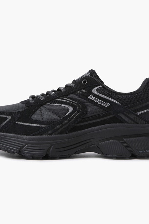 L2K 벤처 스플리트 블랙(QP323LCR97) 여성 운동화는 Y2K 트렌드를 반영한 디자인으로, 일상생활과 스포츠 활동 모두에 적합합니다. 블랙과 카키 두 가지 색상으로 출시되었으며, 라운드 앞코와 5.3cm 통굽 디자인이 특징입니다. 폴리에스터, 천연가죽, 합성고무 등의 다양한 소재를 사용하여 제작되었으며, VIVA SOFT 기술을 적용하여 편안한 착용감을 제공합니다. 캐주얼, 미니멀, 스포티 스타일을 즐기는 분들에게 동네 마실룩, 산책룩으로 제격이며, 끈으로 묶는 로우탑 스타일입니다. 안감은 폴리에스터 소재이며 무지 패턴의 스플리트 소재를 사용하여 세련된 디자인을 완성했습니다.
