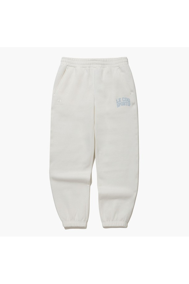 따뜻함과 스타일을 모두 갖춘 기모 루즈핏 조거 팬츠 아이보리(QP423TFPO4)입니다. 부드러운 촉감의 면, 폴리에스터 혼방 소재에 기모 안감을 더해 가을, 겨울 시즌 포근하게 착용 가능합니다. 밴딩 허리와 루즈핏 디자인으로 편안한 착용감을 제공하며, 아치형 그래픽과 로고 패턴이 스포티하면서도 캐주얼한 무드를 연출합니다. 아이보리, 그레이, 블랙 세 가지 컬러로 출시되어 다양한 스타일을 연출하기 좋으며, 일상, 캐주얼 룩에 활용하기 좋습니다. 두꺼운 두께감으로 한겨울에도 따뜻하게 입을 수 있는 실용적인 조거 팬츠입니다.
