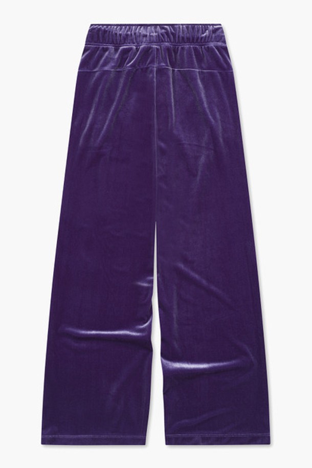 세련된 무드의 여성 벨벳 스트레이트 팬츠입니다. 부드러운 촉감의 벌벳 소재를 사용하여 편안한 착용감을 선사하며, 가을과 겨울에 따뜻하게 입기 좋습니다. 퍼플, 블랙, 라이트 그레이 세 가지 컬러로 출시되어 다양한 스타일 연출이 가능합니다. 캐주얼 스타일의 루즈핏으로 편안하면서도 스타일리시하며, 허리 밴딩으로 활동성을 높였습니다. 자수 디테일이 더해져 은은한 포인트를 더한 데일리 팬츠입니다.
