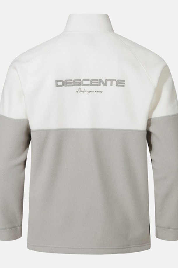 마이크로 플리스 오버핏 반집업 맨투맨 라이트 베이지(SP423THTO1)는 부드러운 촉감의 마이크로 플리스 소재로 제작되어 포근한 착용감을 선사합니다. 가을, 겨울 시즌에 적합하며, 넉넉한 오버핏과 스탠드넥 디자인으로 편안하면서도 캐주얼한 스타일을 연출합니다. 밑단 스트링으로 핏 조절이 가능하며, 레이어드 스타일링에도 활용할 수 있어 활용도가 높습니다. 데일리룩, 집콕룩, 산책룩 등 다양한 상황에서 캐주얼, 스포티, 미니멀한 무드를 연출할 수 있습니다. 라이트 베이지 컬러의 무지 디자인으로 어떤 옷에도 쉽게 매치할 수 있습니다.
