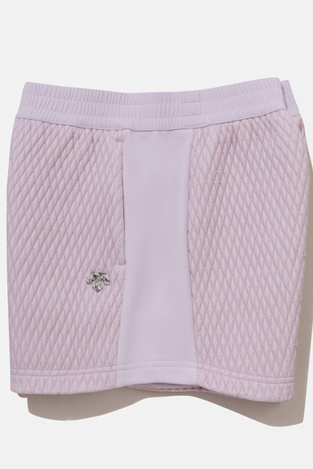 여성 패딩 하이브리드 4부 반바지 라벤더(SP422SHPO7)는 일상과 스포츠 활동 모두에 적합한 4부 기장의 반바지입니다. 부드러운 촉감의 나일론, 폴리에스터, 폴리우레탄 혼방 소재로 제작되었으며, 얇은 두께감과 레귤러핏으로 편안한 착용감을 제공합니다. 다이아몬드 패턴의 디자인과 허리 뒷부분의 실버 금속 스피릿 로고 장식이 스포티하면서도 캐주얼한 스타일을 연출합니다. 하이브리드 패딩 충전재를 사용하여 보온성을 높였으며, 밴딩 처리된 허리선으로 활동성을 더했습니다. 피트니스룩, 휴가룩 또는 여행룩으로 활용하기 좋은 실용적인 아이템입니다.
