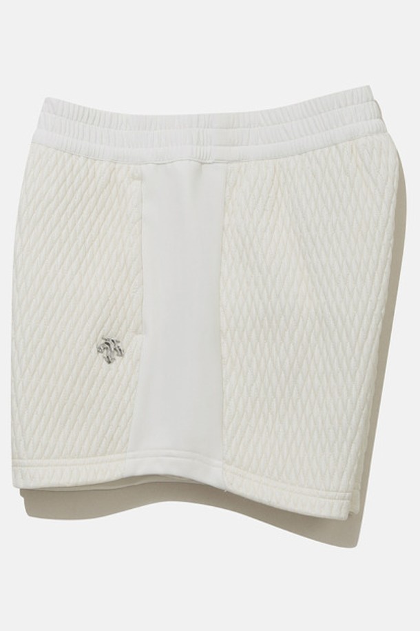 "여성 패딩 하이브리드 4부 반바지 아이보리(SP422SHPO7)"는 겨울철 데일리룩을 위한 여성용 반바지입니다. 캐주얼하고 미니멀한 스타일로, 나일론, 폴리에스터, 폴리우레탄 혼방 소재로 제작되어 부드러운 촉감과 두꺼운 두께감으로 보온성을 높였습니다. 레귤러핏에 4부 기장으로 활동성을 더했으며, 하이브리드 패딩 충전재를 사용하여 따뜻함을 유지합니다. 허리 뒷부분에는 실버 금속 스피릿 로고 포인트가 있으며, 밴딩 처리로 편안한 착용감을 선사합니다.
