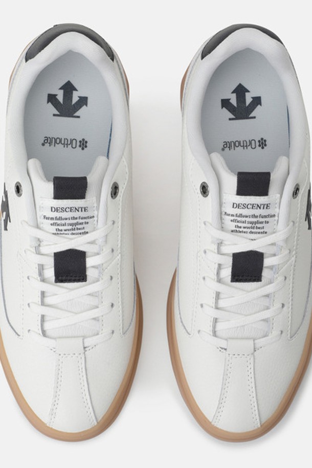 디플레어 블랙 화이트(디플레어 블랙 화이트)는 여성용 운동화로, 일상 및 캐주얼 스타일에 적합합니다. 블랙과 화이트 컬러의 조화가 돋보이며, 사계절 내내 착용할 수 있습니다. 라운드 앞코 디자인에 천연가죽과 폴리에스터 소재를 사용하여 편안함과 내구성을 높였습니다. 3.5cm 플랫 굽과 Z-form 베이스 미드솔, 오솔라이트 인솔이 편안한 착용감을 제공하며, 믹스매치 패턴과 로우탑 디자인이 특징입니다. "동네 마실룩"과 "산책룩"에 어울리는 캐주얼, 미니멀, 클래식 스타일의 신발입니다.
