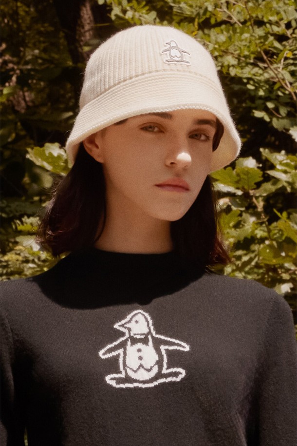 여성 방울 니트 버킷햇 아이보리(MP422LCPO3)는 포근한 분위기를 연출하는 버킷햇입니다. 모 80%, 폴리에스터 20% 혼방 소재로 제작되어 부드러운 촉감과 보온성을 제공합니다. 챙 넓이 6.5cm로 햇빛을 효과적으로 가려주며, 탈부착 가능한 페이크 퍼 방울 장식으로 두 가지 스타일을 연출할 수 있습니다. 캐주얼, 미니멀, 클래식 스타일의 골프룩에 매치하여 세련된 코디를 완성해보세요. 사이즈는 57cm입니다.
