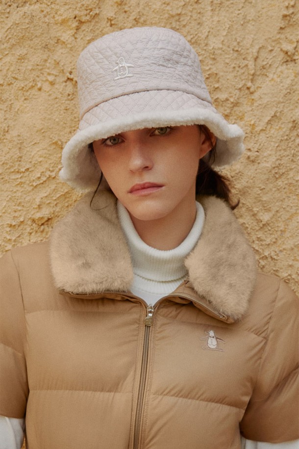 여성 퀼팅 퍼 버킷햇(라이트베이지)는 겨울철 골프룩과 데일리룩에 모두 잘 어울리는 모자입니다. 2OZ 다이아몬드 퀼팅 디자인과 밑단 플리스 소재가 특징이며, 클래식, 미니멀, 캐주얼 스타일을 연출하기 좋습니다. 챙 넓이는 8cm이며, 내부 사이즈 조절 땀받이가 있어 편안하게 착용할 수 있습니다. 둘레는 57cm로 제작되었습니다. 부드러운 폴리에스터 소재로 제작되어 따뜻하고 포근한 착용감을 선사합니다.
