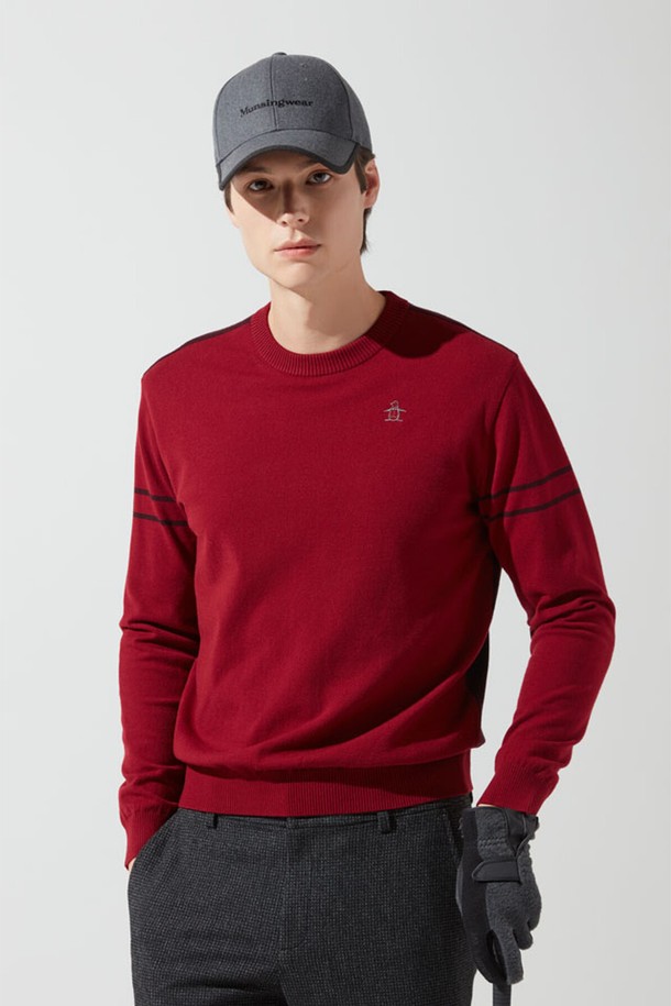 남성 소매 포인트 라운드 방풍 스웨터 와인(MP421MSWO3)는 가을/겨울 시즌에 적합한 남성용 스웨터입니다. 와인 컬러의 무지 디자인으로, 베이직하면서도 클래식한 스타일을 연출합니다. 아크릴, 레이온, 폴리에스터 혼방 소재로 제작되어 부드러운 촉감과 두꺼운 두께감으로 보온성을 높였습니다. 방풍 기능을 갖춘 기능성 원사를 사용하여 골프 및 일상생활에서 편안하게 착용 가능합니다. 멜란지 원사를 사용하여 고급스러움을 더했으며, 레귤러핏 라운드넥 긴소매 스타일로 클래식하고 미니멀한 골프룩을 완성합니다.
