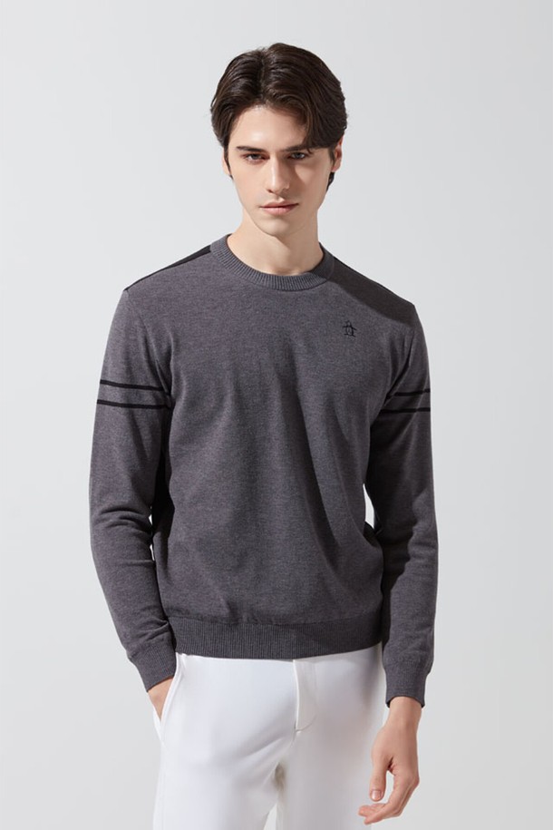 남성 소매 포인트 라운드 방풍 스웨터 차콜그레이(MP421MSWO3)는 가을, 겨울 시즌에 골프 및 일상용으로 적합한 스포티하고 미니멀한 스타일의 스웨터입니다. 멜란지 원사를 사용하여 부드러운 촉감과 두꺼운 두께로 보온성을 높였으며, 방풍 기능으로 활동성을 더했습니다. 라운드넥에 긴소매, 레귤러핏 디자인으로 편안한 착용감을 제공합니다. 경량 기능성 원사를 사용하여 활동적인 움직임에도 부담 없이 즐길 수 있으며, 차콜그레이 색상의 무지 패턴으로 어떤 스타일에도 쉽게 매치할 수 있습니다. 무소음 안감 처리를 통해 더욱 쾌적하게 착용 가능합니다.
