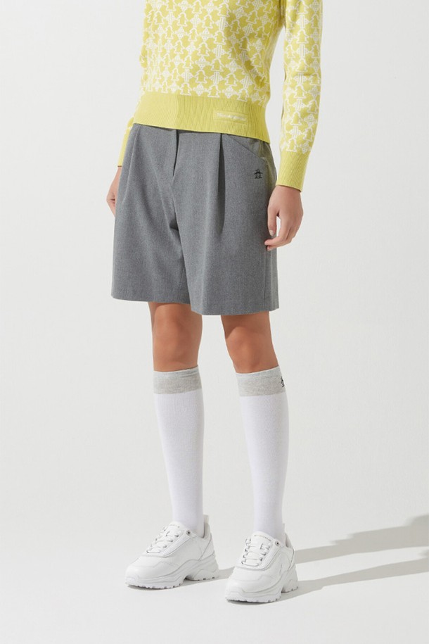 세련된 여성 원턱 5부 팬츠입니다. 부드러운 폴리에스터, 레이온, 폴리우레탄 혼방 소재로 제작되어 편안한 착용감을 선사합니다. 클래식하고 미니멀한 디자인으로 골프는 물론 일상에서도 멋스럽게 연출할 수 있습니다. 허리 뒷밴딩과 투버튼 스타일, 원턱 디테일이 편안함과 스타일리시함을 동시에 제공하며, 레귤러핏으로 제작되어 활동성을 높였습니다. 시원한 여름철, 그레이 컬러의 5부 팬츠로 다양한 스타일을 완성해보세요.
