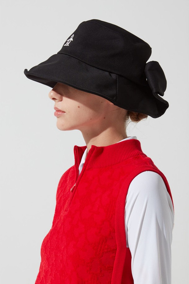 여성 빅 리본 버킷햇 블랙(MP322LCP82)은 골프룩, 캐주얼, 미니멀, 클래식 스타일을 위한 모자입니다. 블랙과 베이지 두 가지 색상으로 제공되며, 봄, 여름 계절에 착용하기 좋습니다. 챙 넓이는 9cm이며, 폴리에스터와 면 혼방 소재로 제작되어 편안한 착용감을 선사합니다. 머리둘레는 55cm이며, 사이즈 조절이 가능하여 편리합니다. 특히, 모자 전면에 부착된 빅 리본 장식이 돋보이는 디자인입니다.
