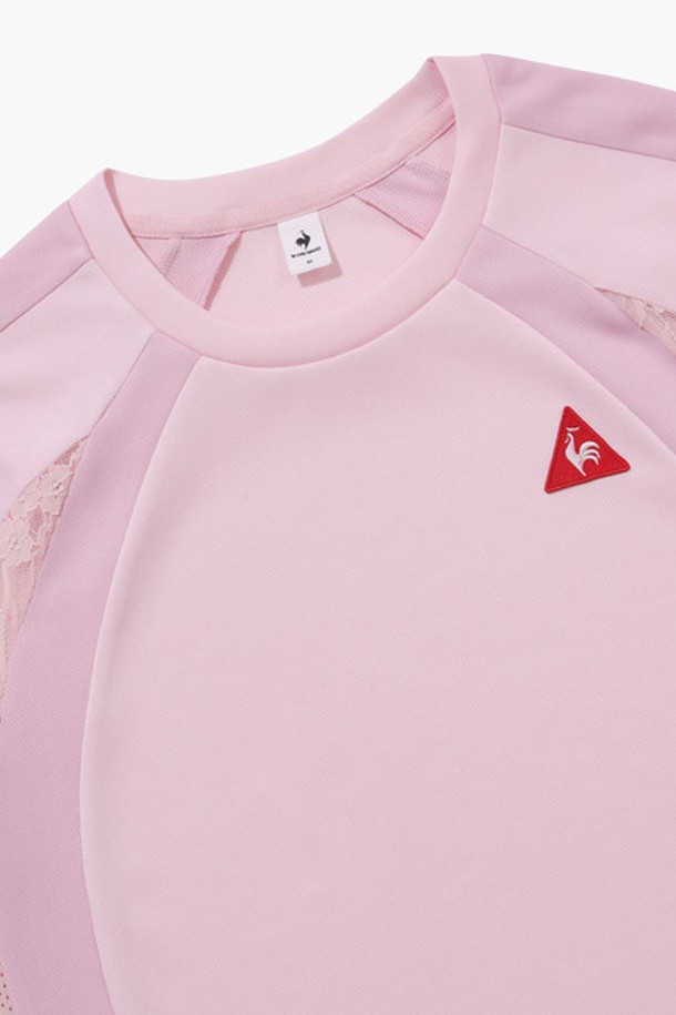 여성 레이스 져지 루즈핏 반팔 티셔츠는 스포티한 스타일과 캐주얼한 무드를 동시에 연출합니다. 핑크 컬러에 레이스 패턴이 더해져 여성스러운 분위기를 자아내며, 라운드넥과 반소매 디자인으로 편안하게 착용할 수 있습니다. 얇고 부드러운 폴리에스터, 나일론, 폴리우레탄 혼방 소재로 제작되어 흡습, 속건, 냉감 기능을 갖춰 쾌적한 착용감을 제공합니다. 핏은 루즈핏이며, 메쉬 소재와 삼각 로고 그래픽, 컬러블록 디자인이 특징입니다. 피트니스룩, 러닝룩, 요가/필라테스룩 등 다양한 TPO에 활용하기 좋습니다.
