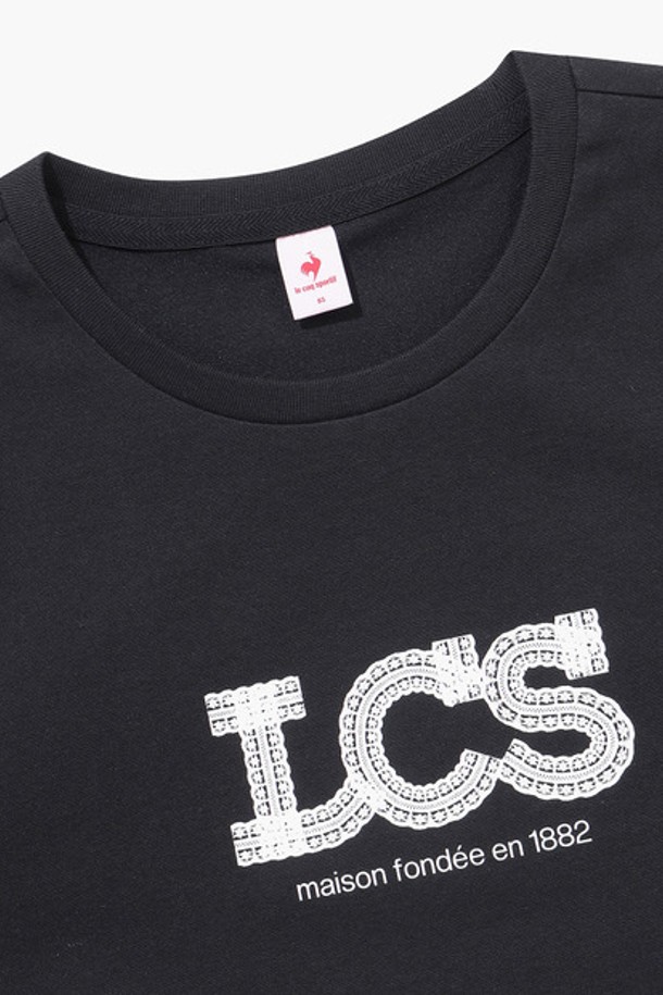 세련된 레이스 그래픽이 돋보이는 여성 레귤러핏 반팔 티셔츠입니다. 부드러운 면과 폴리에스터 혼방 소재로 제작되어 편안한 착용감을 선사하며, 핏은 레귤러핏으로 제작되었습니다. 얇은 두께감으로 봄, 여름 시즌에 시원하게 즐기기 좋고, 캐주얼하고 베이직한 스타일을 연출하기 좋습니다. 동네 마실룩이나 가벼운 외출 시에 부담 없이 착용할 수 있는 아이템입니다. 블랙 또는 화이트 색상으로 출시되어 다양한 하의와 매치하기 용이합니다.
