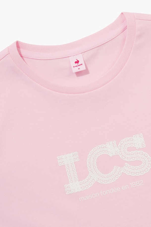 여성 레이스 그래픽 레귤러핏 반팔 티셔츠 - 핑크(QQ122ORS21)는 부드러운 면과 폴리에스터 혼방 소재로 제작되어 편안한 착용감을 선사합니다. 얇은 두께감과 속건 기능, 신축성으로 활동성을 높였으며, 봄, 여름 시즌에 적합합니다. 레이스 그래픽 패턴이 돋보이는 라운드넥 반소매 티셔츠로, 스포티하면서도 캐주얼한 스타일을 연출합니다. 레귤러핏 디자인으로 피트니스룩, 여행룩 등 다양한 TPO에 활용하기 좋습니다. 플리스 처리와 형태 안정성을 더하여 오랫동안 변형 없이 착용할 수 있습니다.
