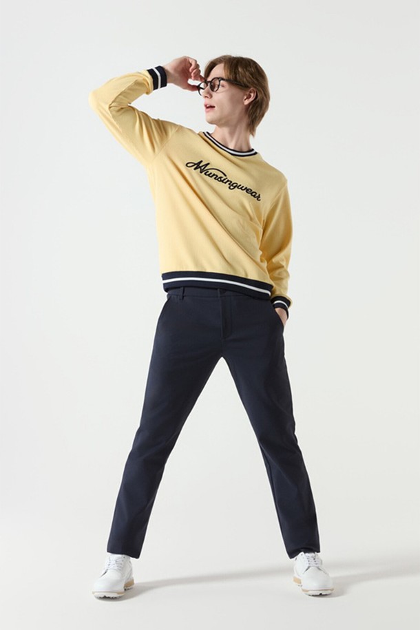 남성 간절기 이중직 팬츠 다크네이비는 골프 및 일상용으로 활용 가능한 레귤러핏 긴바지입니다. 다크네이비와 그레이 두 가지 색상으로 제공되며, 부드러운 촉감의 나일론, 폴리우레탄 혼방 소재로 제작되었습니다. 이중직 조직으로 제작되어 높은 밀도와 뛰어난 내구성을 자랑하며, 사방 스판 소재로 신축성이 우수합니다. 구김 방지 기능이 있어 활동적인 날에도 쾌적하게 착용할 수 있으며, 밴딩 처리로 편안한 착용감을 선사합니다. 스포티한 스타일을 연출하여 골프룩으로 활용하기 좋습니다.
