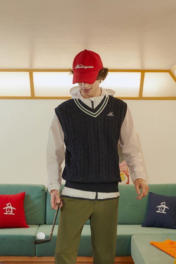 최우식 착용 남성 브이넥 니트 베스트(MQ121MKV11)는 골프 및 일상에서 활용 가능한 남성용 니트 베스트입니다. 부드러운 면과 폴리에스터 혼방 소재로 제작되어 흡습 및 속건 기능을 갖춰 쾌적한 착용감을 제공합니다. 클래식과 스포티한 무드를 넘나드는 케이블 패턴의 레귤러 핏 디자인으로, 봄, 가을 시즌에 활용하기 좋습니다. 브이넥 민소매 스타일로 다양한 이너와 레이어드하여 스타일리시하게 연출할 수 있습니다. 골프웨어로도 손색없는 실용적인 아이템입니다.
