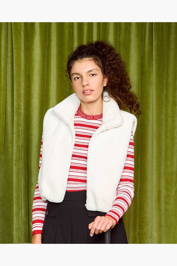 여성 퍼 패딩 베스트 풀집업 (GP422LWVO4)은 겨울철 골프 라운딩 또는 겨울 데일리룩에 적합한 여성용 패딩 베스트입니다. 스포티하고 미니멀한 스타일로, 무지 디자인과 레귤러핏으로 제작되었습니다. 얇지만 따뜻한 보온 기능을 제공하며, 부드러운 퍼 디테일이 돋보입니다. 블랙(BLCK)과 화이트(WHTE) 두 가지 색상으로 출시되었으며, 나일론, 폴리에스터, 폴리우레탄 혼방 소재로 제작되어 뛰어난 착용감을 선사합니다.
