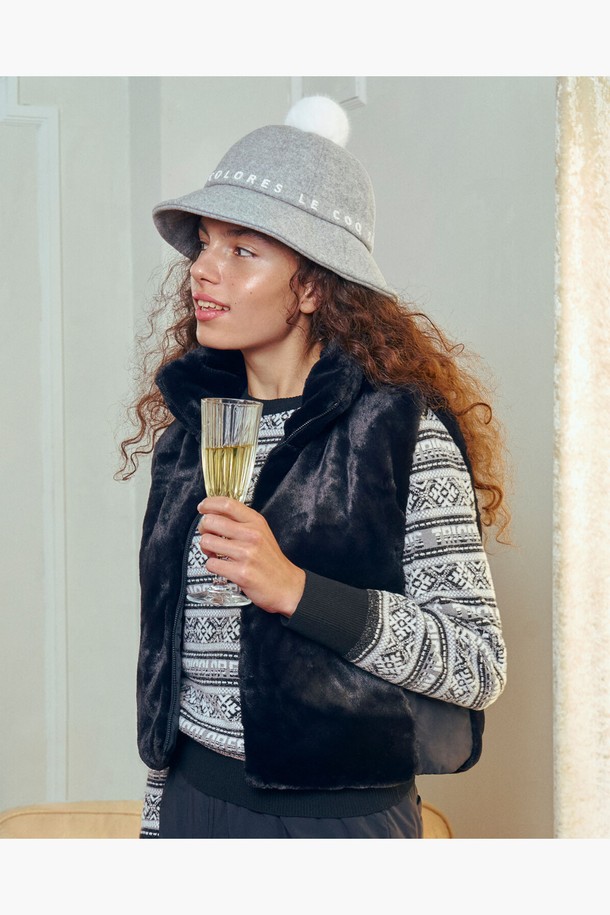 **여성 퍼 패딩 베스트 풀집업 (GP422LWVO4)**

겨울 시즌, 스포티한 스타일을 연출하는 여성용 퍼 패딩 베스트입니다. 블랙과 화이트 두 가지 색상으로 출시되어, 골프 및 일상에서 폭넓게 활용 가능합니다. 부드러운 촉감의 나일론, 폴리에스터, 폴리우레탄 혼방 소재에 패딩 & 퍼 안감을 더해 보온성을 높였습니다. 두꺼운 두께감으로 한겨울 추위에도 끄떡없으며, 밑단 스트링 조절로 핏을 자유롭게 연출할 수 있습니다. 레귤러 핏의 풀집업 디자인으로, 편안하게 착용할 수 있습니다.
