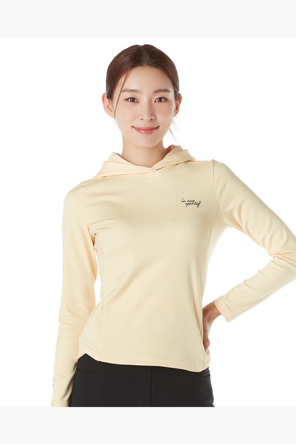 여성 솔리드 후드 이너 티셔츠 (GP422LTLO3)는 부드러운 촉감과 신축성을 갖춘 레귤러 핏의 긴소매 후드 티셔츠입니다. 폴리에스터와 폴리우레탄 혼방 소재로 제작되어 사계절 내내 편안하게 착용할 수 있습니다. 무지 디자인에 블랙(BLCK)과 옐로우(LYEL) 두 가지 색상으로 제공되어 다양한 스타일 연출이 가능합니다. 골프 및 일상복으로 활용하기 좋으며, 와끼 트임 포인트 디테일이 특징입니다. 캐주얼, 스포티, 미니멀 스타일을 선호하는 여성분들께 추천합니다.
