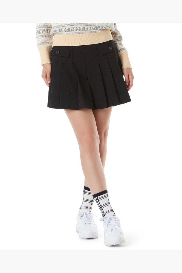 여성 골프룩 연출에 안성맞춤인 여성 TR 플리츠 숏팬츠입니다. 겨울 시즌을 위한 숏 기장의 팬츠로, 폴리에스터, 레이온, 폴리우레탄 혼방 소재로 제작되어 편안한 착용감을 선사합니다. 플리츠 디자인과 체크 또는 무지 패턴으로 클래식하면서도 미니멀한 스타일을 연출할 수 있습니다. 앞 포켓 후드 포인트와 포켓 디테일이 돋보이며, 안감은 폴리에스터로 마감되었습니다.
