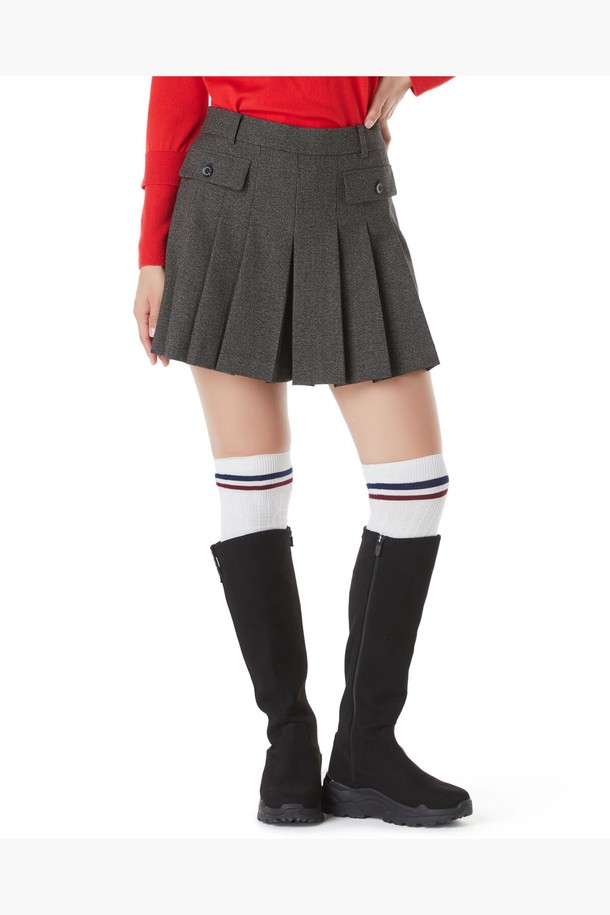 여성스러운 플리츠 디자인이 돋보이는 '여성 TR 플리츠 숏팬츠 (GP422LSPO2)'입니다. 클래식한 무드를 자아내는 이 숏팬츠는 골프 활동에 적합하며, 겨울 시즌 착용을 위해 제작되었습니다. 부드러운 촉감의 폴리에스터, 레이온, 폴리우레탄 혼방 소재로 제작되어 편안한 착용감을 선사합니다. 무지 또는 체크 패턴으로 출시되어 다양한 스타일 연출이 가능하며, 레귤러핏으로 어떤 체형에도 잘 어울립니다. 숏 기장의 디자인과 포켓, 후드 포인트 디테일이 특징입니다.
