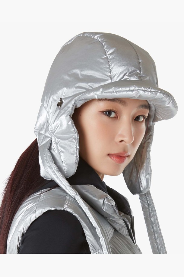 여성 캡형 패딩 바라클라바 (GP422LSAO3)는 추운 겨울, 머리부터 목까지 따뜻하게 감싸주는 방한 모자입니다. 깊은 모자 깊이로 보온성을 높였으며, 부드러운 촉감의 나일론과 폴리에스터 혼방 소재를 사용하여 편안한 착용감을 제공합니다. 캡형 디자인과 광택감 있는 우븐 소재, 무지 패턴이 어우러져 미니멀, 캐주얼, 스포티한 겨울 데일리룩, 골프룩, 여행룩에 모두 잘 어울리는 세련된 스타일을 연출합니다. 블랙과 실버 두 가지 컬러로 출시되어, 취향에 맞게 선택 가능하며, 두꺼운 두께감으로 뛰어난 보온 효과를 느낄 수 있습니다.
