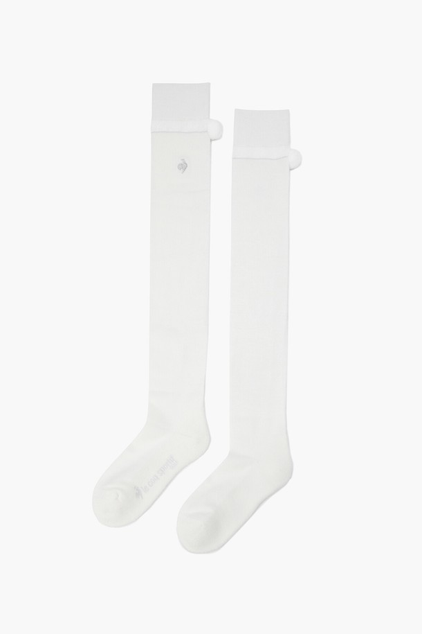 여성 방울 오버 니삭스 (GP422LKSO1)는 부클 소재와 방울 장식으로 포인트를 준 여성용 니삭스입니다. 가을, 겨울 시즌에 적합하며, 보온 기능을 갖춰 따뜻하게 착용할 수 있습니다. 블랙, 화이트 두 가지 색상으로 출시되었으며, 골프룩 또는 겨울 데일리룩에 클래식하면서도 미니멀한 스타일을 더해줍니다. 오버니 길이로 다리를 더욱 길어 보이게 하며, 부드러운 착용감을 선사합니다. 울, 나일론, 폴리우레탄, 폴리에스터 등의 혼방 소재로 제작되었습니다.
