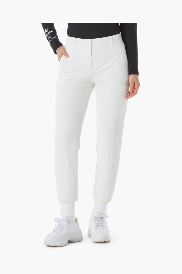 여성 뒷밴드 패딩 조거핏 팬츠 (GP422LPTO5)는 추운 겨울에도 스타일리시함과 따뜻함을 놓치고 싶지 않은 여성들을 위한 아이템입니다. 부드러운 촉감의 나일론, 폴리우레탄, 폴리에스터 혼방 소재로 제작되어 편안한 착용감을 선사하며, 두꺼운 두께의 패딩 안감으로 보온성을 극대화했습니다. 허리 뒷면 로고 밴드 디테일과 양쪽 포켓 디자인으로 실용성을 더했으며, 우수한 신축성으로 활동성을 보장합니다. 스포티, 캐주얼, 미니멀한 스타일을 연출할 수 있어 골프룩, 겨울 데일리룩, 산책룩 등 다양한 TPO에 활용하기 좋습니다. 블랙, 화이트 두 가지 색상으로 만나보세요.
