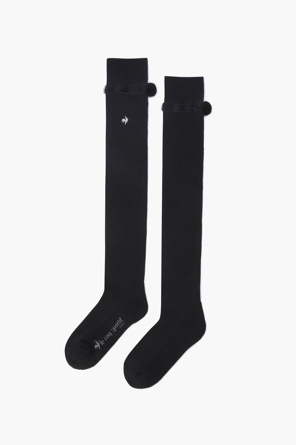 여성 방울 오버 니삭스 (GP422LKSO1)는 가을, 겨울 시즌 골프룩 및 겨울 데일리룩에 모두 잘 어울리는 여성용 니삭스입니다. 블랙과 화이트 두 가지 색상으로 출시되어 다양한 스타일에 매치하기 용이하며, 클래식하고 미니멀한 스타일을 연출할 수 있습니다. 울, 나일론, 폴리우레탄, 폴리에스터 혼방 소재로 제작되어 보온성이 뛰어나고 부드러운 착용감을 선사합니다. 오버니 길이로 다리를 따뜻하게 감싸주며, 상단 방울 디테일과 대비색상 디테일이 돋보이는 디자인입니다. 단품으로 구성되어 있으며, 데일리룩에 포인트가 되어 스타일리시함을 더해줍니다.
