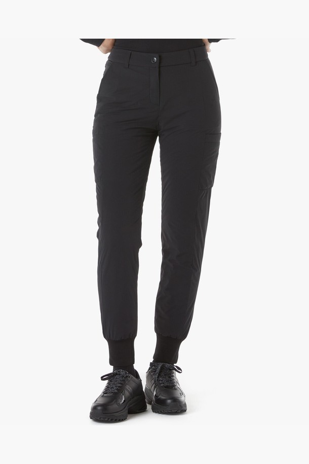 **여성 뒷밴드 패딩 조거핏 팬츠 (GP422LPTO5)**

겨울철 추위에도 스타일을 놓치고 싶지 않은 당신을 위한 여성 패딩 조거 핏 팬츠입니다. 나일론, 폴리우레탄, 폴리에스터 혼방 소재로 제작되어 부드러운 촉감과 뛰어난 보온성을 자랑합니다. 허리 밴딩과 뒷 로고 밴드로 편안한 착용감을 선사하며, 양쪽 포켓으로 실용성을 더했습니다. 스포티, 캐주얼, 미니멀 등 다양한 스타일을 연출할 수 있으며, 골프, 겨울 데일리룩, 산책룩 등 TPO에 맞춰 활용하기 좋습니다. 블랙, 화이트 두 가지 컬러로 출시되어, 어떤 상의와도 손쉽게 매치할 수 있습니다.
