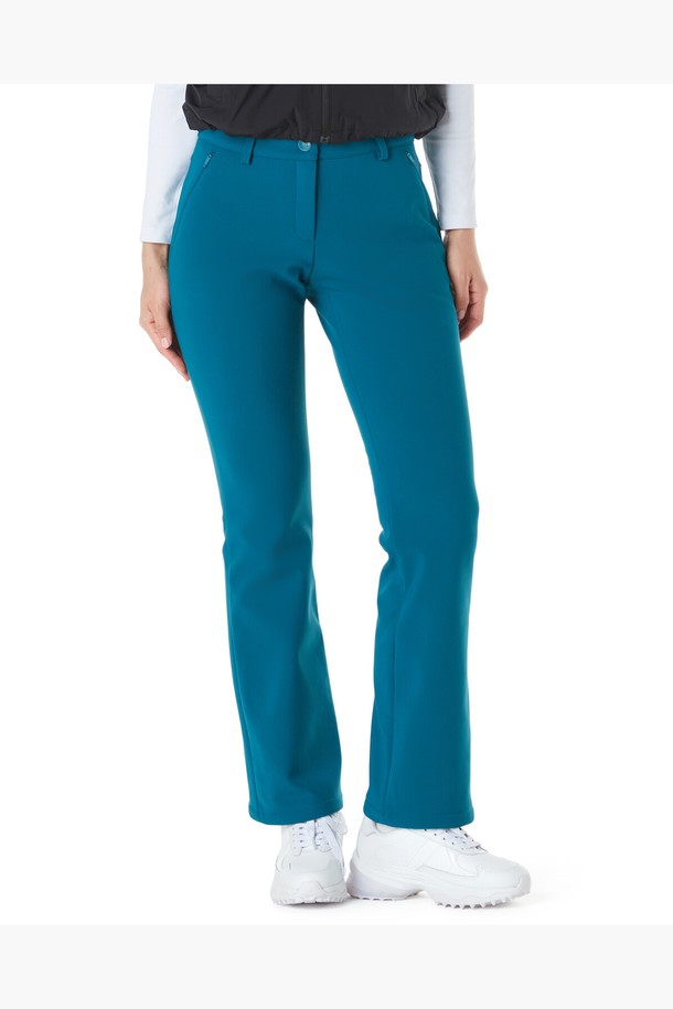 여성 기본 본딩 부츠컷 팬츠 (GP422LPTO2)는 겨울철 보온성을 책임지는 여성용 바지입니다. 나일론, 폴리에스터, 폴리우레탄 혼방 소재로 제작되어 부드러운 촉감과 신축성을 제공하며, 안감에는 본딩 처리가 되어 두꺼운 두께감으로 따뜻함을 더했습니다. 슬림핏 부츠컷 디자인으로 다리가 길어 보이는 효과를 주며, 밴딩 처리로 편안한 착용감을 선사합니다. 블랙, 다크그린, 화이트 세 가지 색상으로 출시되어 골프룩, 겨울 데일리룩 등 다양한 스타일에 활용 가능하며, 베이직하고 미니멀한 스타일을 연출하기 좋습니다.
