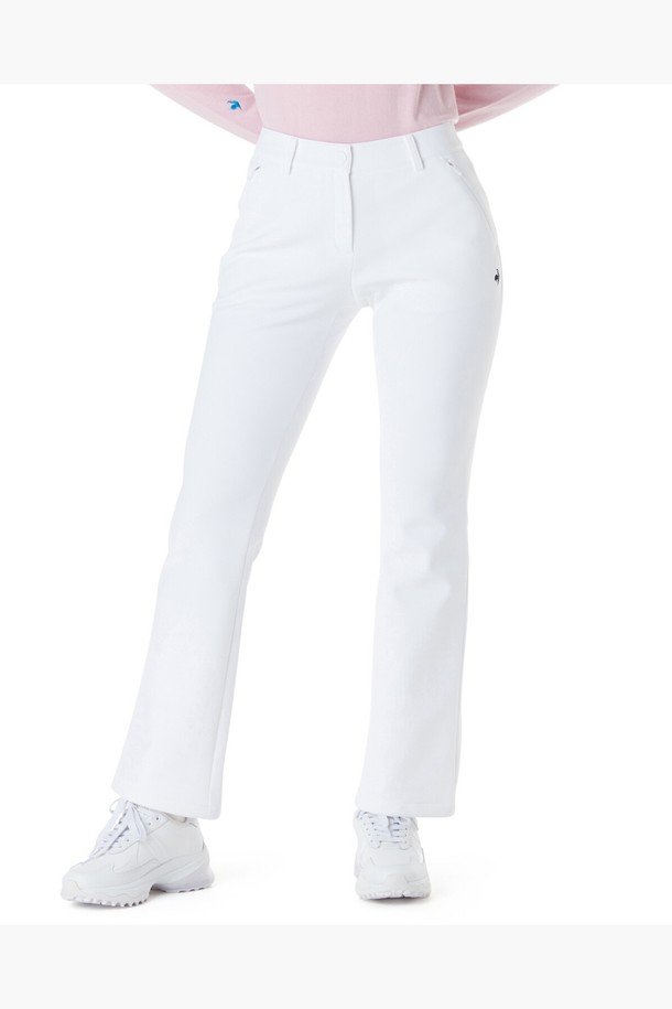 **여성 기본 본딩 부츠컷 팬츠 (GP422LPTO2)**는 겨울 시즌, 골프 및 일상에서 모두 활용 가능한 여성용 바지입니다. 블랙, 화이트, 다크 그린 세 가지 색상으로 출시되었으며, 베이직한 스타일과 클래식, 미니멀 무드를 연출합니다. 보온성을 높여주는 두꺼운 두께감과 부드러운 촉감의 본딩 소재를 사용하여 편안한 착용감을 선사합니다. 레귤러핏 부츠컷 디자인에 밴딩 처리하여 활동성을 더했으며, 올림 실루엣으로 다리가 길어 보이는 효과를 줍니다.
