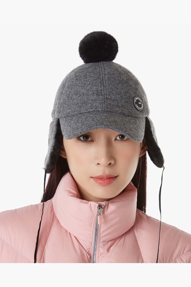 여성 퍼 방울 귀달이 방한 캡 (GP422LCPO1)은 겨울철 방한과 골프룩, 데일리룩에 활용하기 좋은 모자입니다. 울, 나일론, 폴리에스터 혼방 소재로 제작되어 부드러운 촉감과 가벼운 착용감을 선사합니다. 챙 넓이 5.5cm에 구깊이가 적어 활동성을 높였으며, 귀달이와 탈부착 가능한 퍼 방울 장식으로 보온성과 스타일을 동시에 잡았습니다. 로고 포인트와 다양한 스타일 연출이 가능하여 클래식, 미니멀, 캐주얼 룩에 모두 잘 어울립니다.
