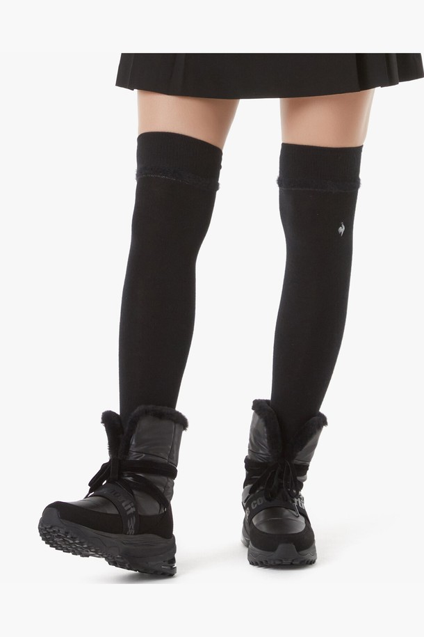 여성 키높이 방한 미들부츠 (윈터 벌키) (GP322LSH91)는 겨울철 따뜻함과 스타일을 동시에 잡을 수 있는 여성 부츠입니다. 라운드 앞코 디자인에 5cm의 웨지힐을 적용하여 다리가 길어 보이는 효과를 주며, 내부에는 부드러운 페이크퍼 안감을 사용하여 보온성을 높였습니다. 벨크로형 신발 여밈과 웨빙 스트랩 디자인, 리본 디테일이 세련된 느낌을 더하고, TPU 힐 보강으로 안정성을 더했습니다. 헤링본 스터드 패턴 아웃솔은 미끄럼 방지 기능을 제공하며, 일상, 산책, 여행 등 다양한 TPO(time, place, occasion)에 맞춰 캐주얼, 클래식, 미니멀 스타일을 연출할 수 있습니다. 블랙 색상으로 어떤 옷에도 잘 어울려 겨울 데일리룩을 완성해 줍니다.
