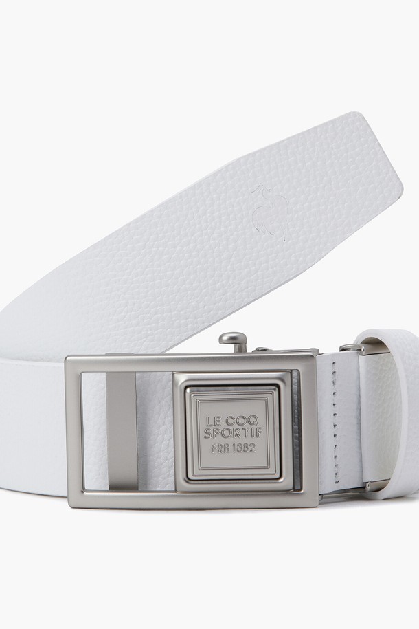 남성 볼마커 벨트 (GP321MBE81)는 골프룩에 어울리는 클래식하고 미니멀한 디자인의 벨트입니다. 천연 소가죽과 합성가죽을 혼용하여 제작되었으며, 블랙(BLCK)과 화이트(WHTE) 두 가지 색상으로 출시되었습니다. 버클 장식이 특징이며, 폭 3.3cm, 총길이 119cm(버클 포함)의 FR 사이즈(Free Size)로 제공됩니다. 내장된 볼마커는 라운딩 시 편리함을 더하며, 오염, 수분, 땀에 노출되지 않도록 주의하여 관리해야 합니다.
