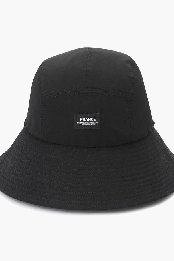 남성 스트링 햇 (GP321MCP82)은 라운딩 시 햇빛을 효과적으로 가려주는 남성용 버킷햇입니다. 폴리에스터와 나일론 혼방 소재로 제작되어 가볍고 편안한 착용감을 제공하며, 챙 넓이는 9cm입니다. 무지 디자인에 스트링 디테일이 더해져 캐주얼하면서도 미니멀한 스타일을 연출합니다. 블랙(BLCK)과 화이트(WHTE) 두 가지 색상으로 출시되었으며, 머리둘레는 57cm입니다. 한국에서 제작되었습니다.
